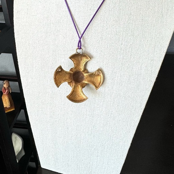 Brass Vintage Crest Medallion Pendant - Picture 7 of 8